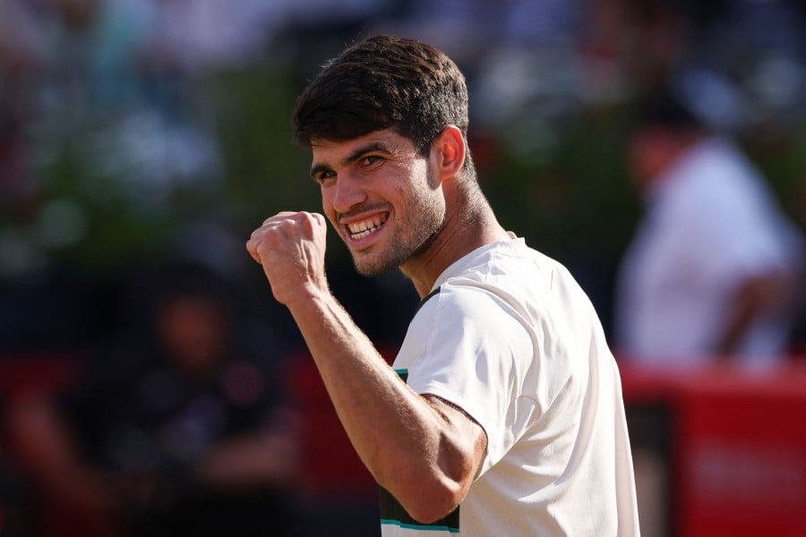 Alcaraz sets up Queen's final clash with Lehecka