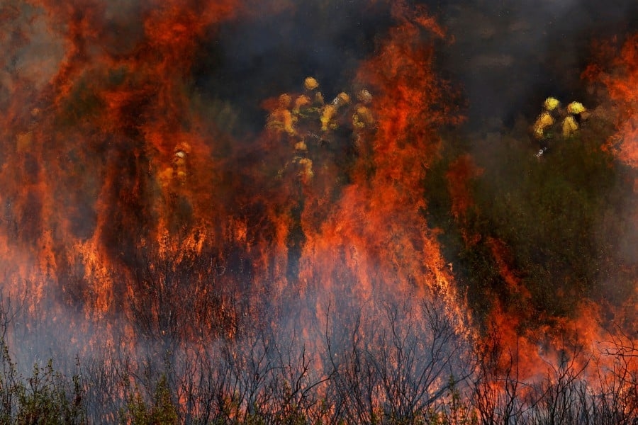 Spain wildfire toll rises to three as blaze engulfs León region