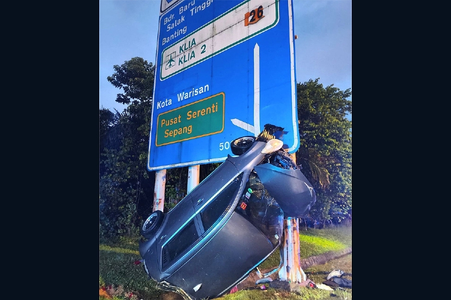 Driver killed as car hits road sign near Kota Warisan