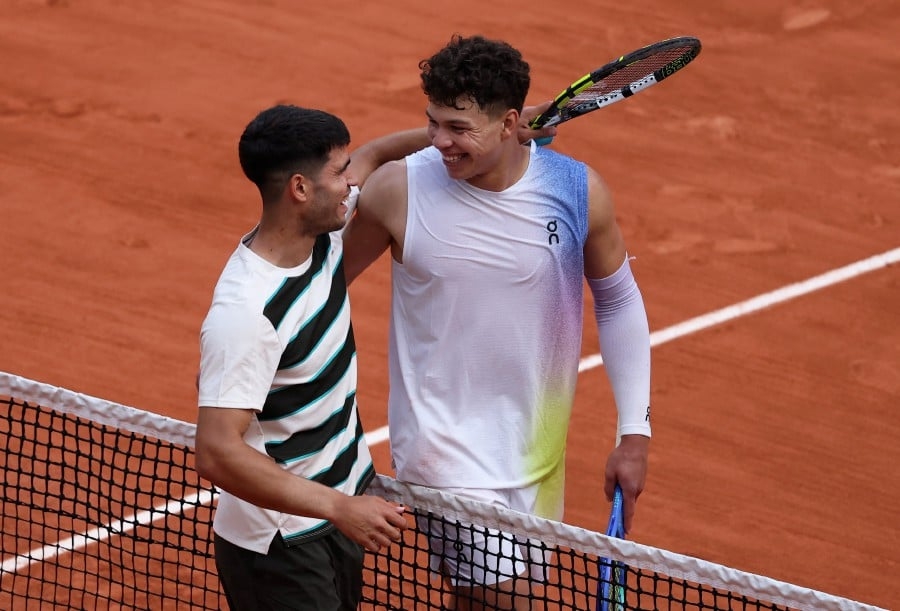 Alcaraz stops Shelton and returns to French Open quarter-finals