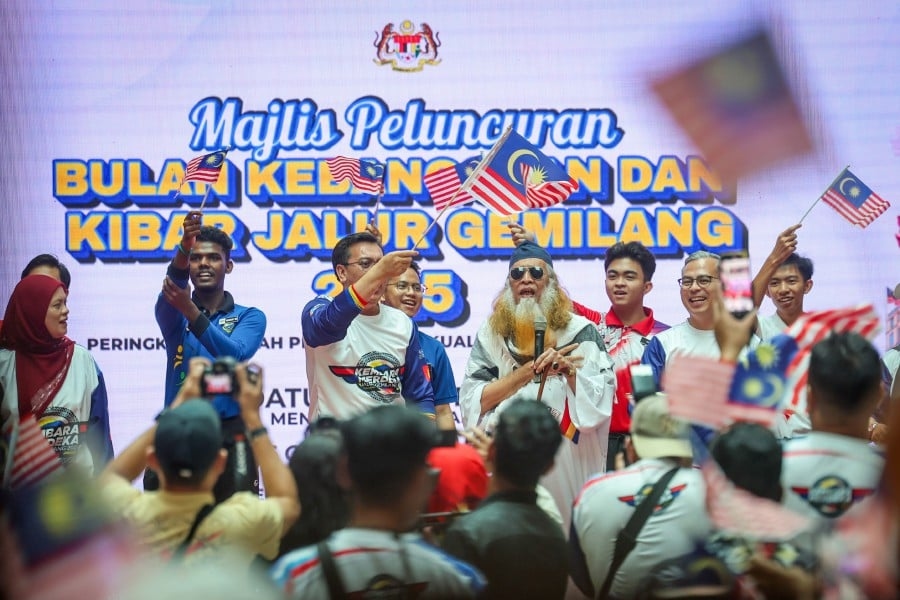 Dr Sam moved as Malaysians of all races sing 'Saya Anak Malaysia'