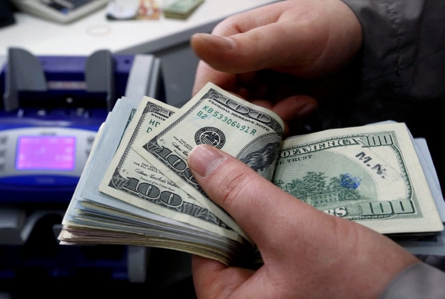 US dollar declines as traders assess tariff outlook
