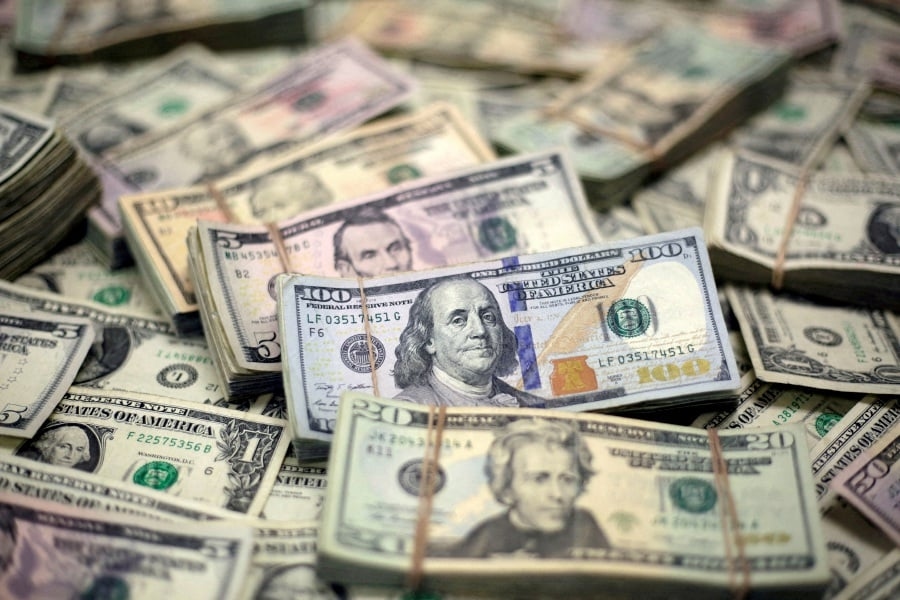 Dollar in doldrums as Fed rate-cut bets build