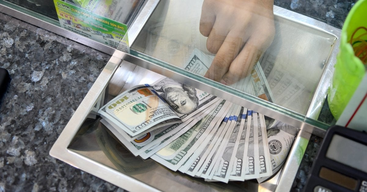 Dollar bides time as markets brace for Ukraine summit