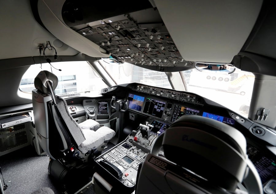 Gulf Air orders 12 Boeing 787 Dreamliners