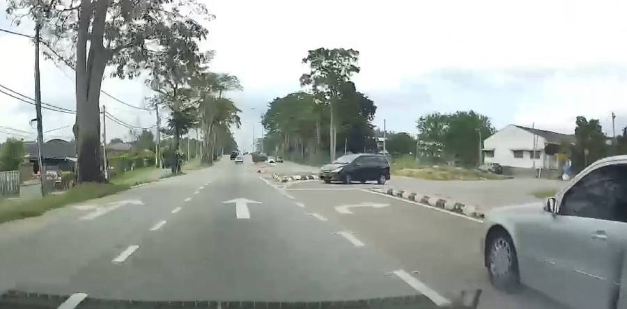 Man arrested after driving against traffic in Kluang