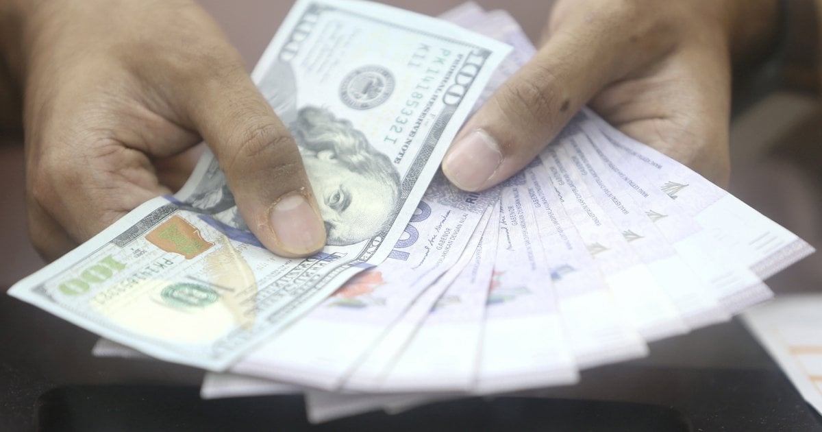 Dollar swoons on fiscal worries, bitcoin extends record rally