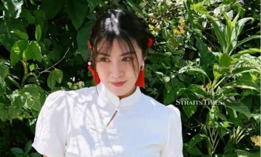 #SHOWBIZ: Elizabeth Tan moved to tears after fan's prayer for her in mosque