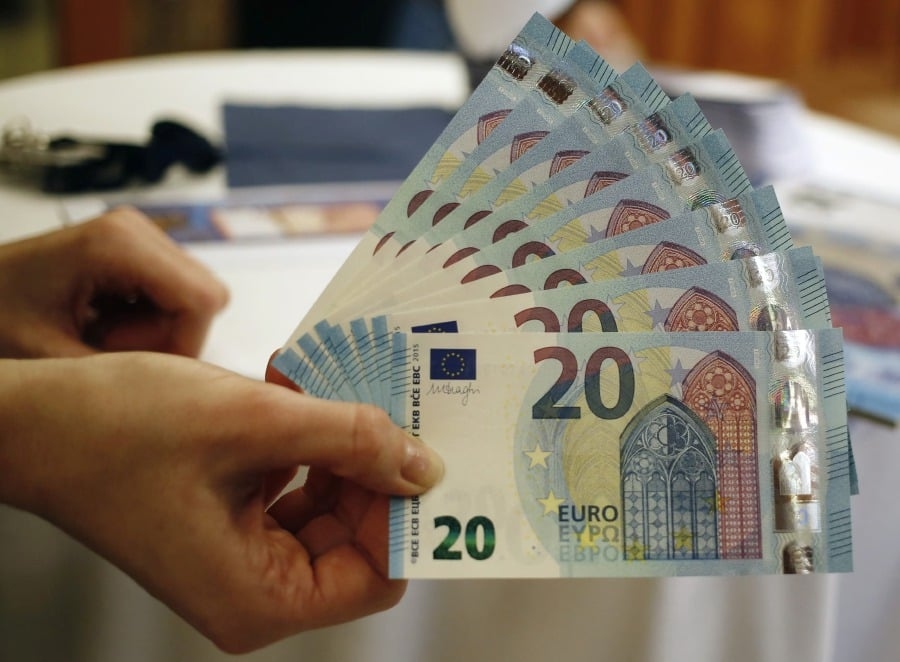 Euro under pressure as US-EU trade deal fails to impress