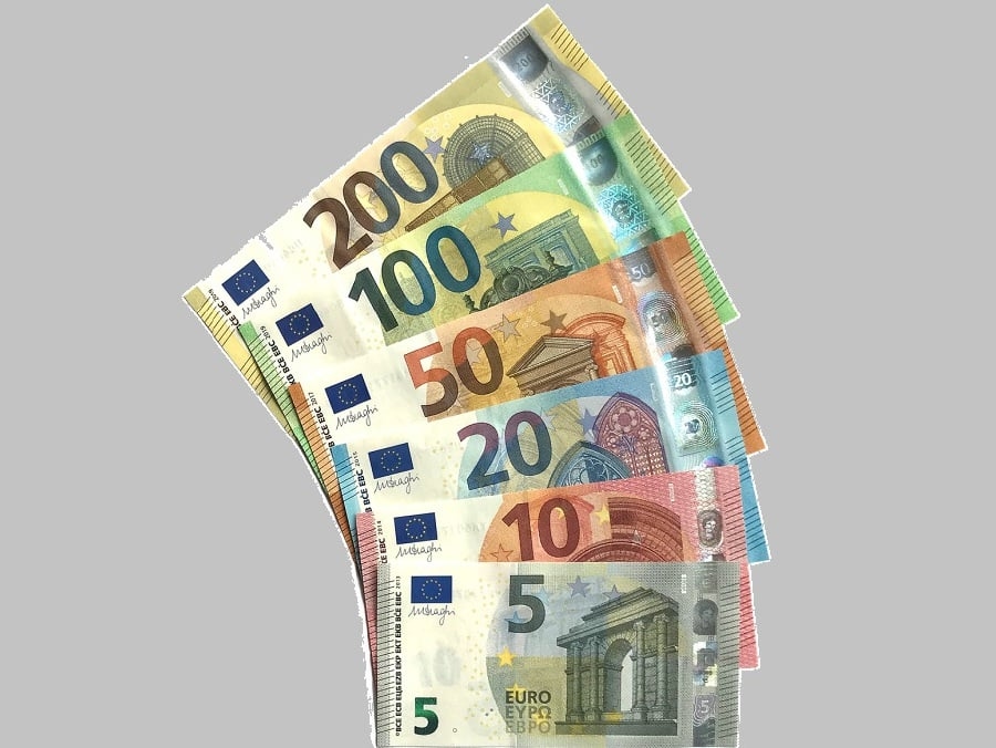 Euro hovers near one-month lows after trade deal, focus switches to Fed
