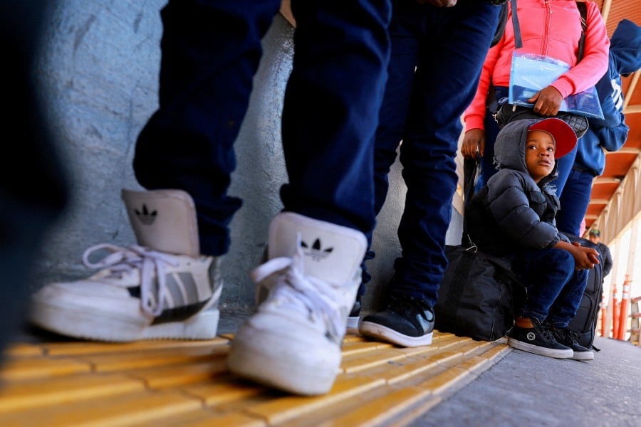 Judge blocks Trump's ban on asylum claims at US-Mexico border