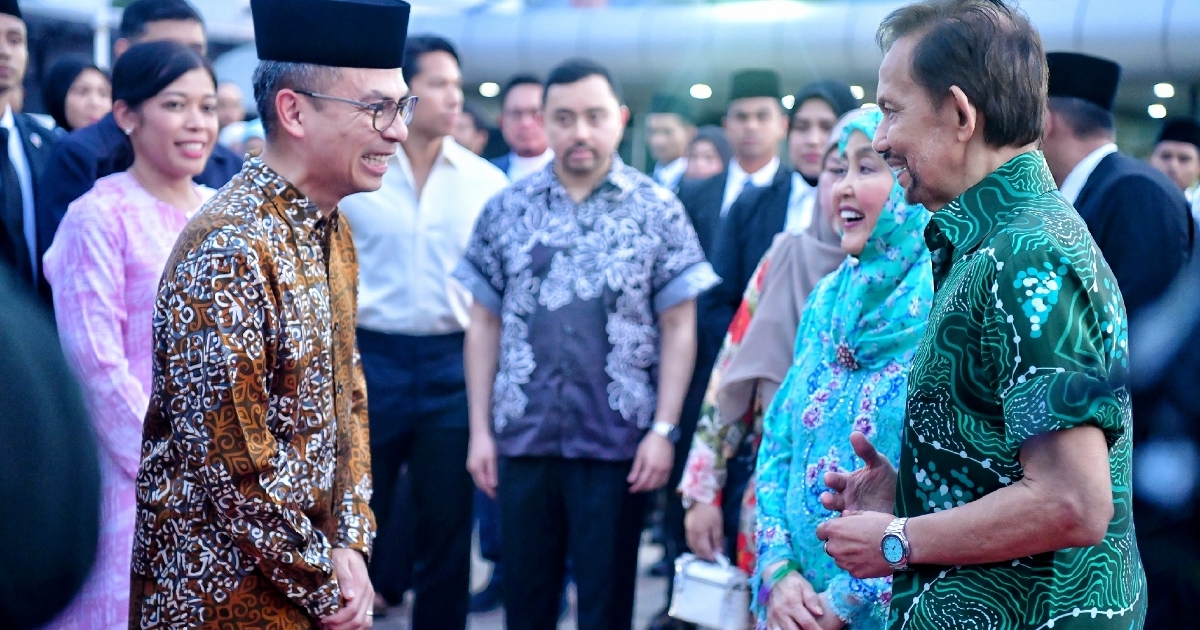 Fahmi sees off Brunei sultan at Subang Airport