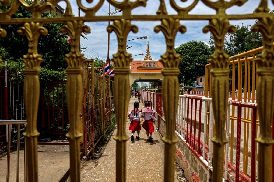 Cambodia's Hun Sen accuses Thai PM of 'insulting king'