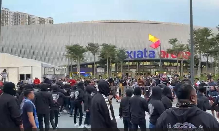 Fans clash outside National Stadium before JDT-Sri Pahang final