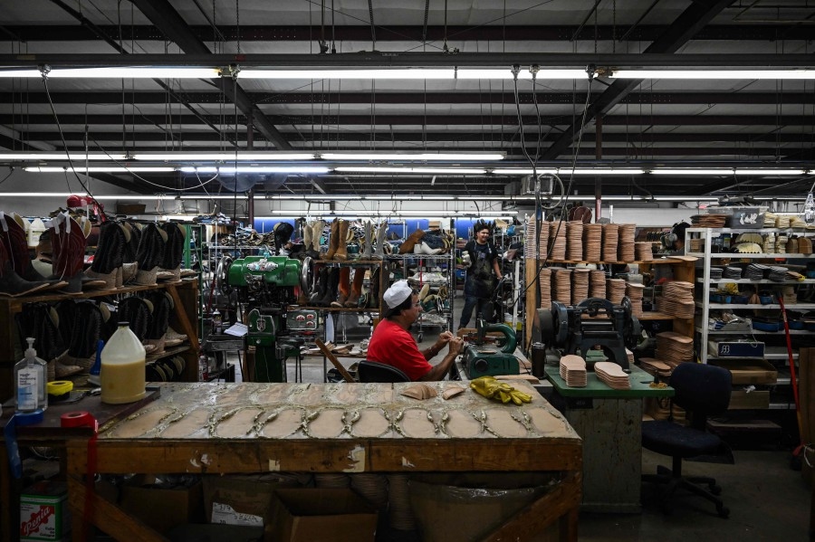 Global trade faces Trump's midnight tariff deadline