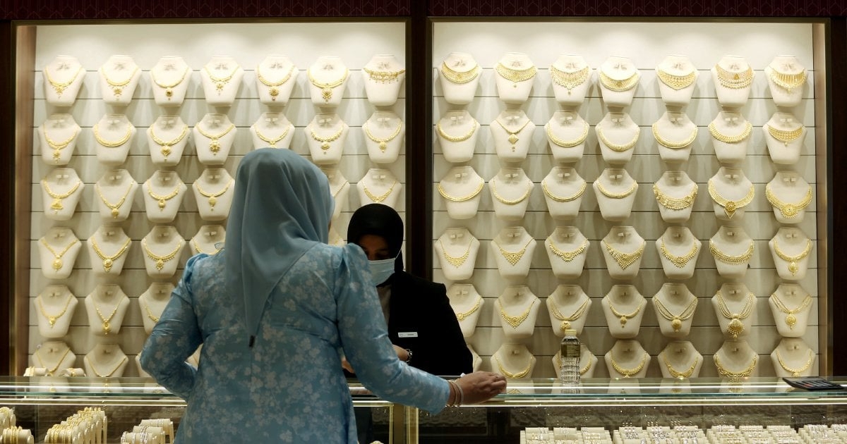 Gold tops 1-month high as Middle East tensions spur safe-haven demand