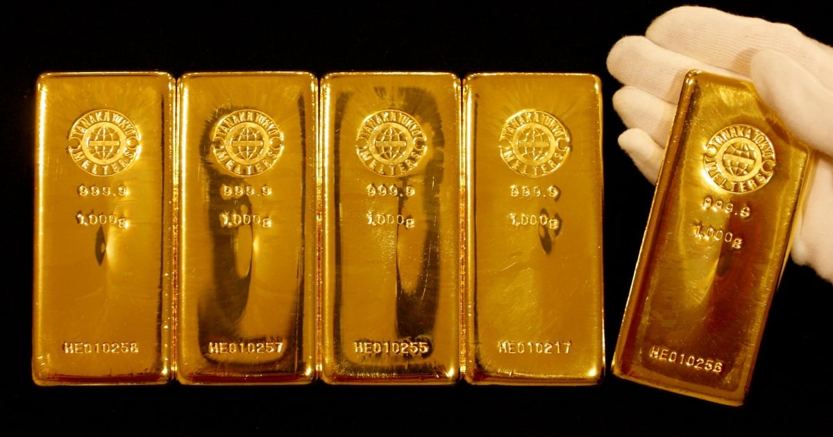 Gold heads for second weekly loss, investors eye US inflation data