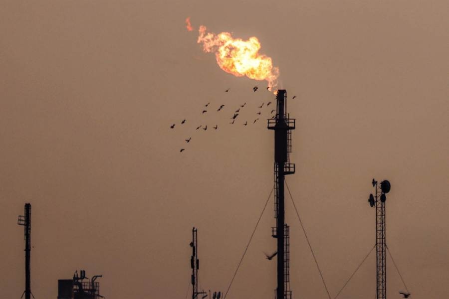 Oil prices gain on geopolitical risks, inventory worries