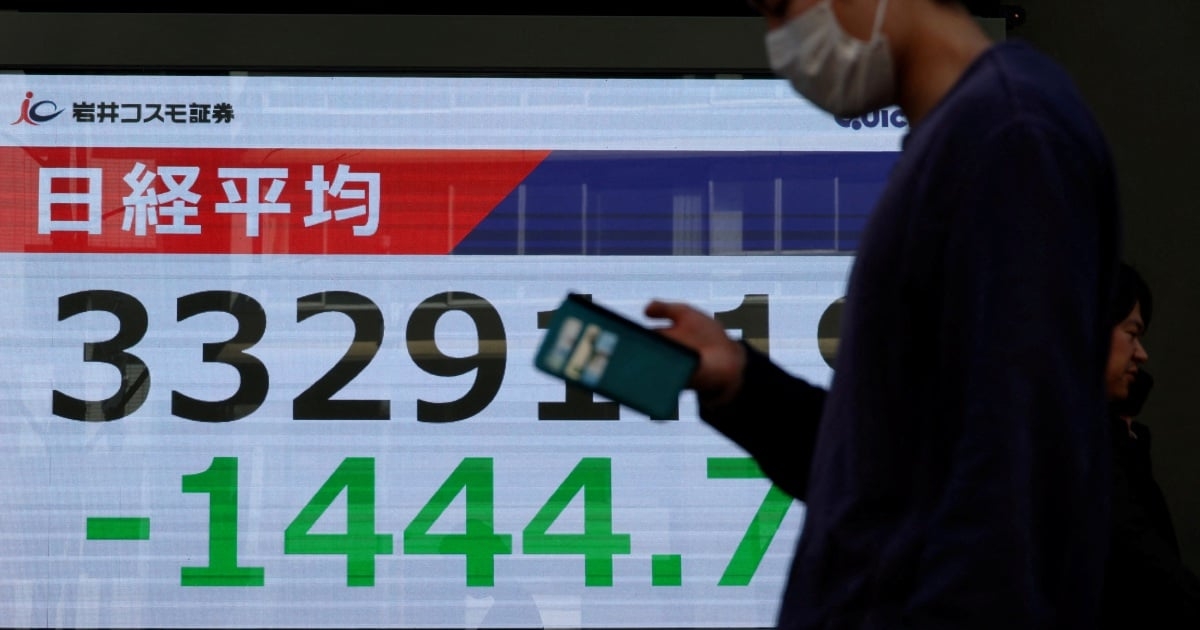 Japan's Nikkei hits 4-month high on Wall Street's lead; BOJ lifts banks
