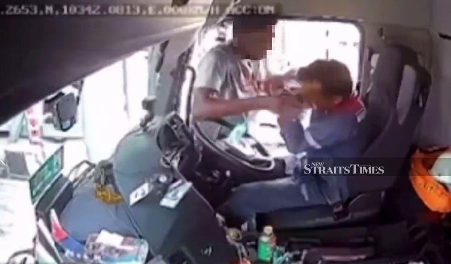 Police hunting for man who assaulted lorry driver at Kempas toll plaza