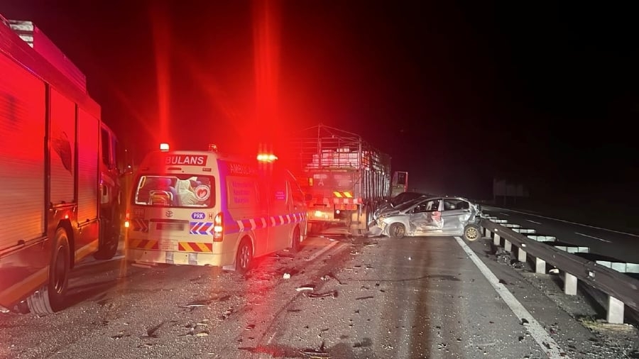 Close shave for 16 people involved in six-vehicle crash in Bidor