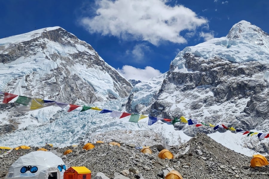 Filipino mountaineer dies climbing Mt Everest
