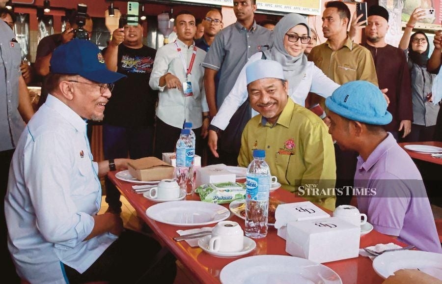 PM visits comedian Amir Raja Lawak, offers support