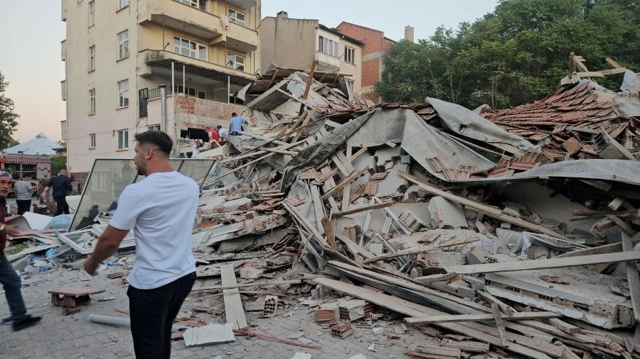 [UPDATED] 6.1 quake hits western Turkiye, one dead, 29 injured