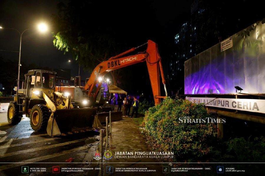 DBKL tears down illegal billboards in Bangsar