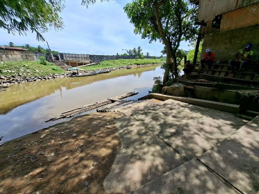 Border residents unhappy over plan to demolish 128 illegal jetties along Sungai Golok