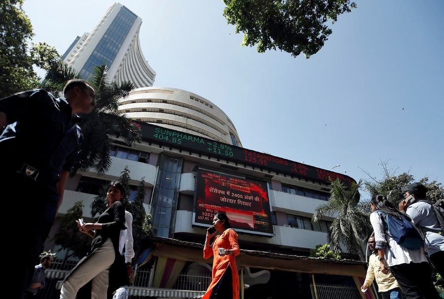 Rupee likely to hold ground after Trump ramps up tariff heat on Indian goods