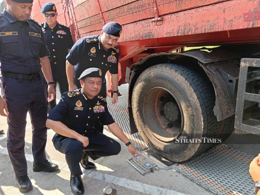 Crackdown on heavy vehicles in fast lane
