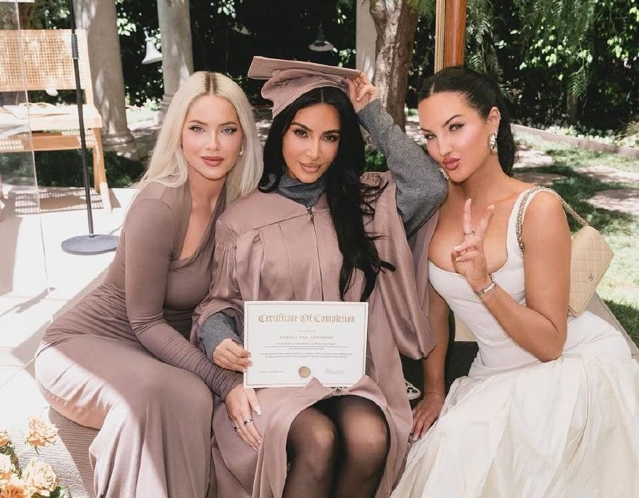 #SHOWBIZ: Kim Kardashian finishes law studies after six years
