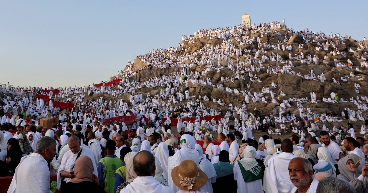 Muslim pilgrims pray at Mount Arafat in haj apex