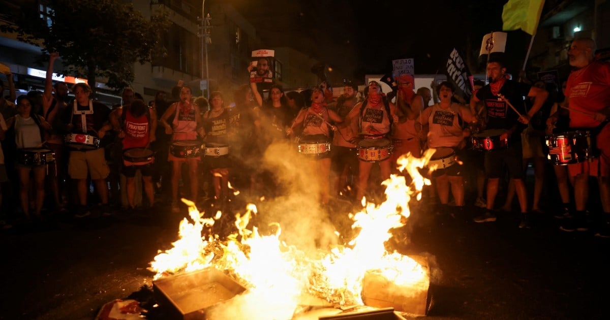 Mass rally in Tel Aviv demands end to Gaza war and hostage release