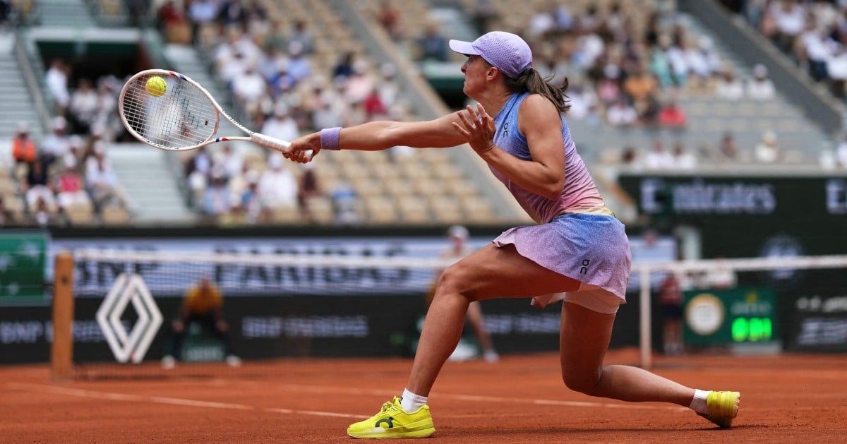 Swiatek survives scare to reach French Open quarter-finals