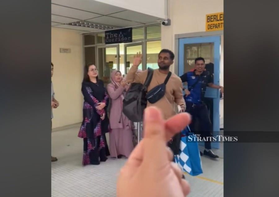 #NSTviral: Cikgu Manan's heartfelt departure from Lawas touches netizens