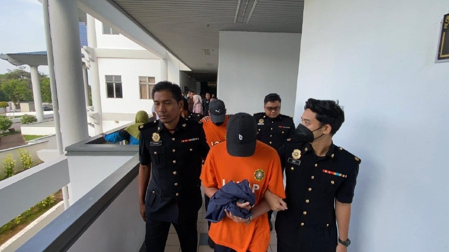 Two cops remanded over RM20,000 bribery allegations