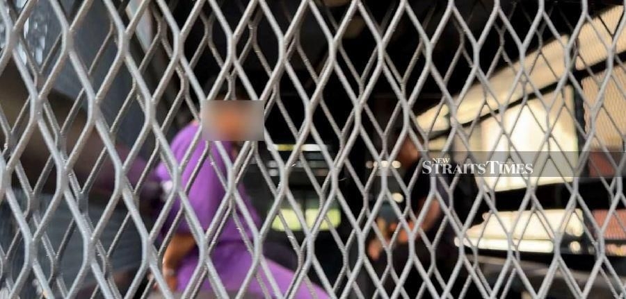 Man suspected of wife's murder wails, recites prayers in lockup