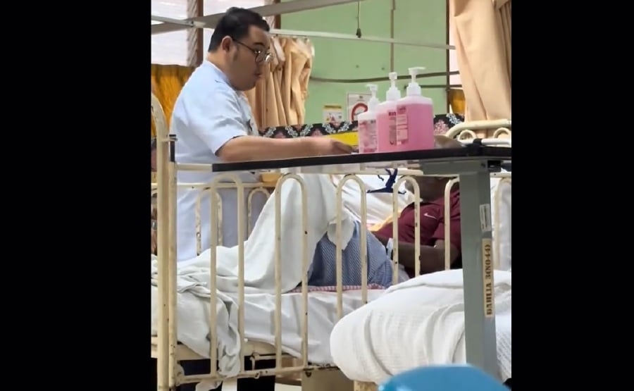 #NSTviral: Video of nurse feeding elderly patient goes viral, draws praise [WATCH]