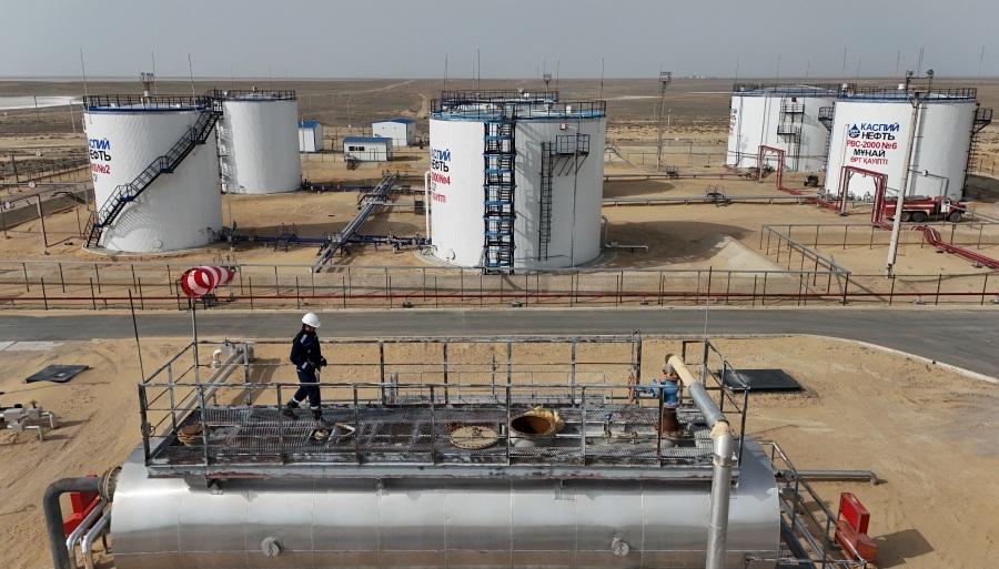 Oil rises 3.0pct on signs of more Europe and China demand, less US output