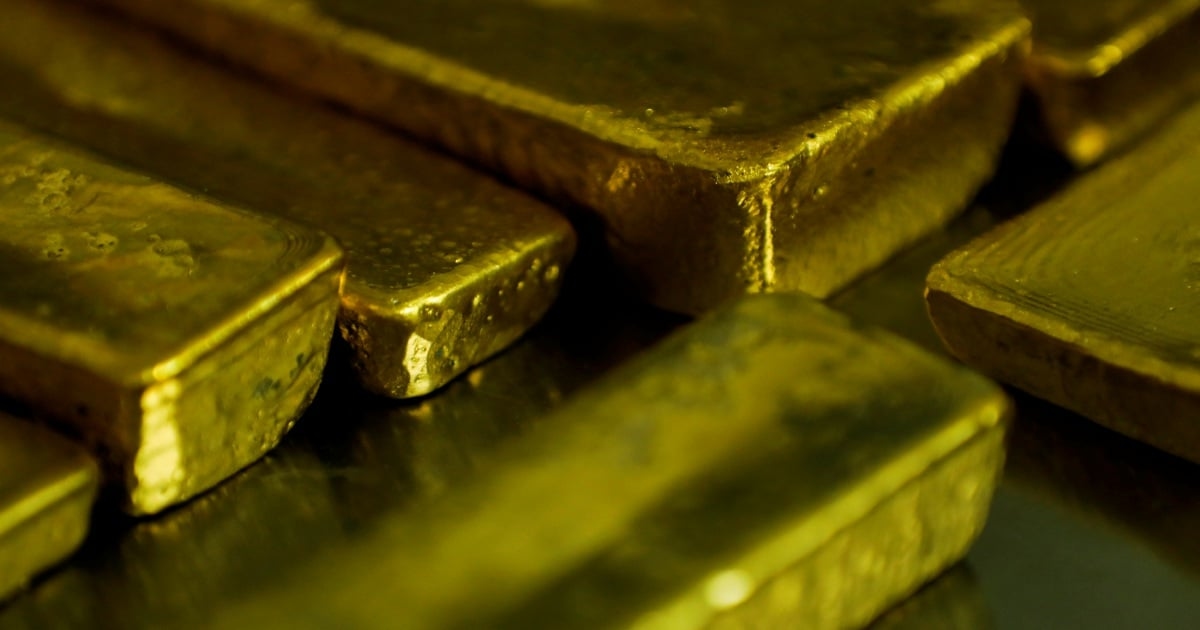 Gold edges down on stronger dollar, easing tariff concerns