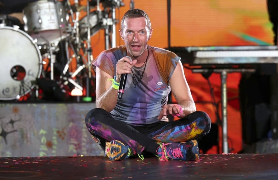 #SHOWBIZ: Coldplay's Chris Martin offers concertgoers friendly warning before 'Jumbotron Song'