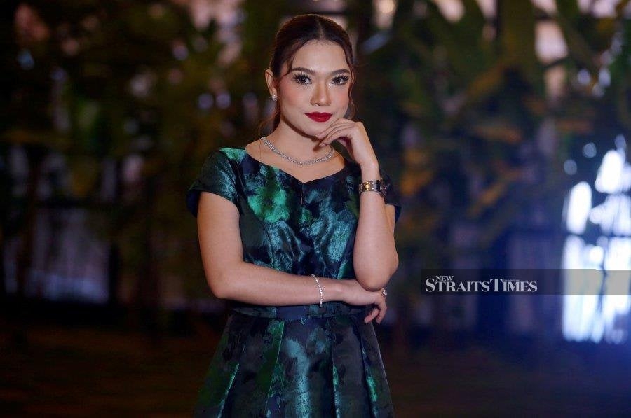 #SHOWBIZ: Ruhainies receives floral bouquet from mystery man