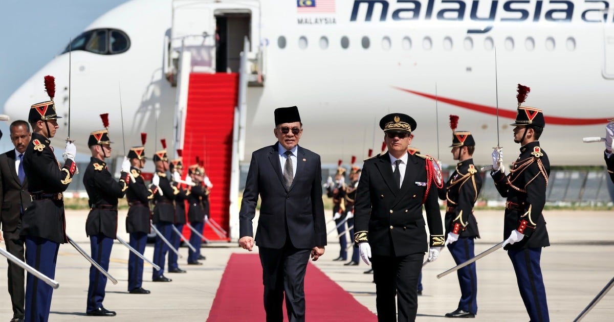 PM arrives in Paris for two-day official visit
