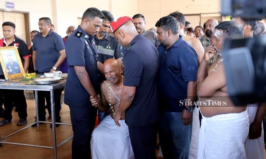 Grief overwhelms father at funeral of FRU sergeant killed in Teluk Intan crash