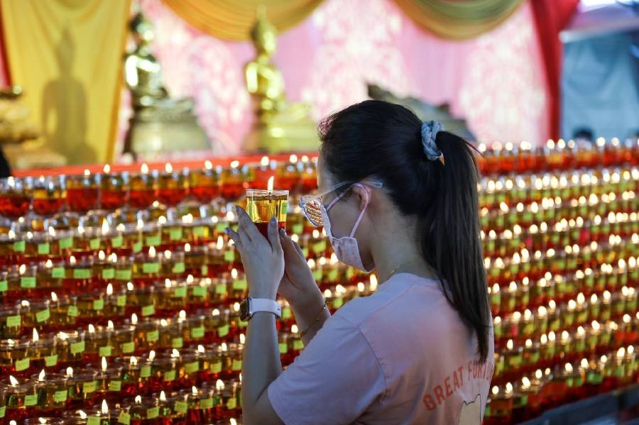 Diverse crowd at Thai Buddhist Chetawan Temple in PJ
