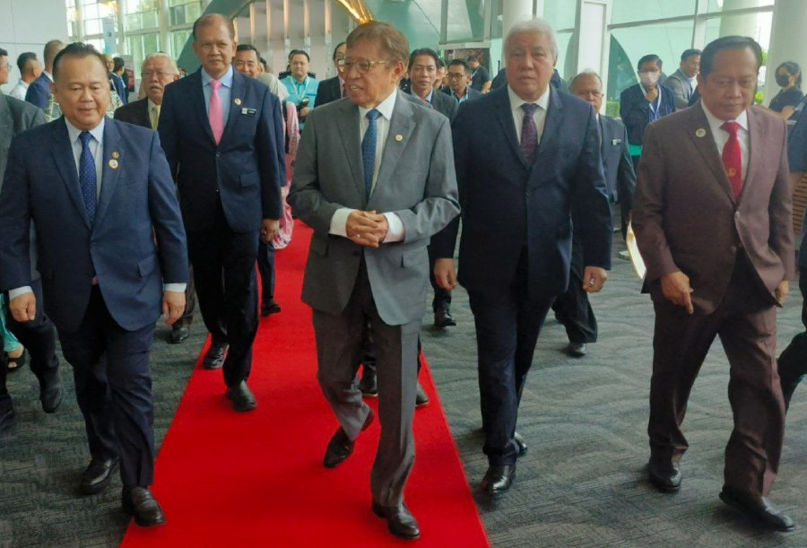 Anwar and Abang Johari set to sign landmark oil & gas deal in 2 days