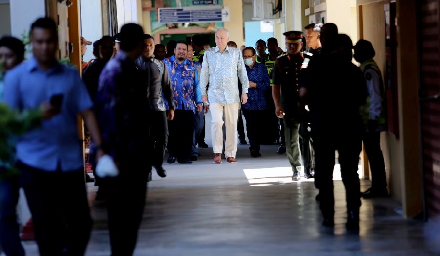 Sultan Nazrin visits injured FRU policemen at Teluk Intan Hospital