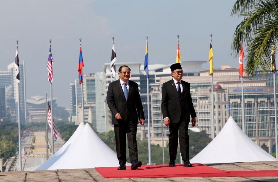Laos prime minister accorded official welcome
